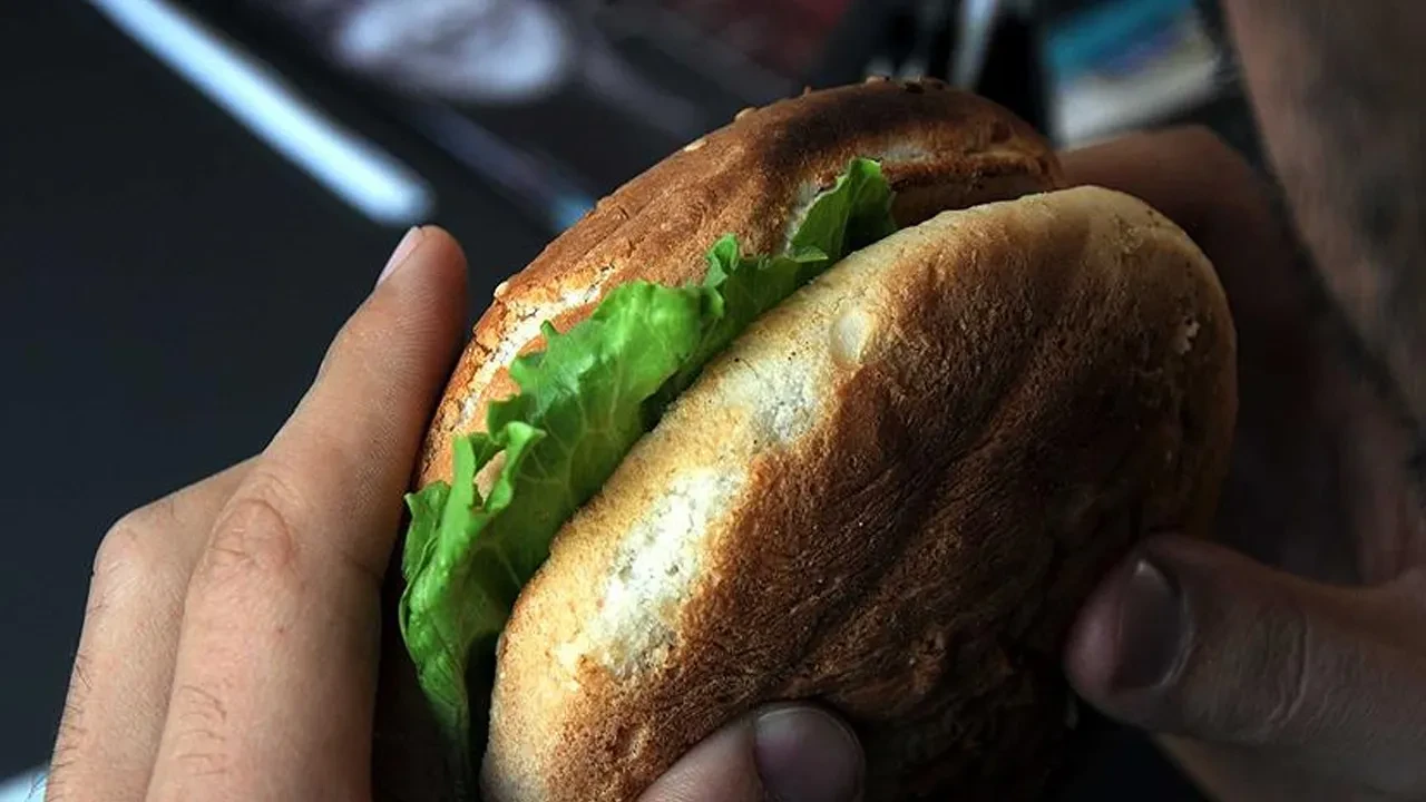 İstanbul'da ünlü hamburger devinde skandal! Anne ve kızını 'fakir' diye kovdular 