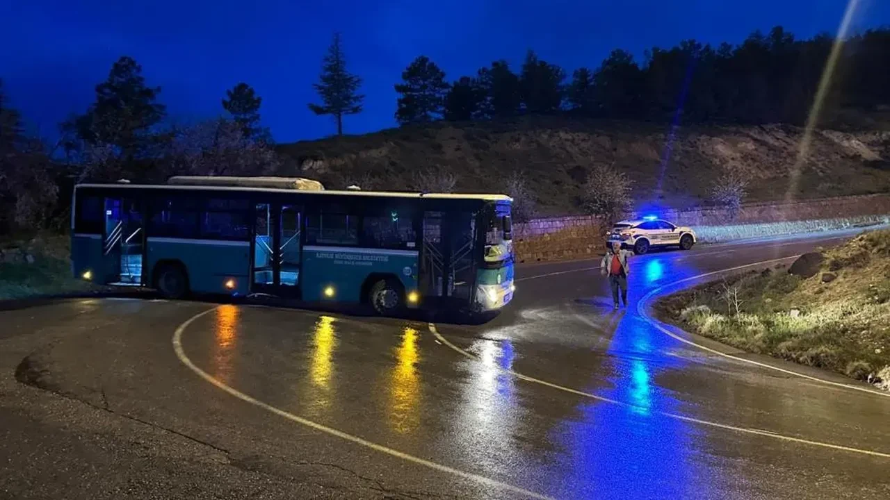 Kayseri’de akıl almaz olay! Halk otobüsünü çalıp bir de kaza yaptı!