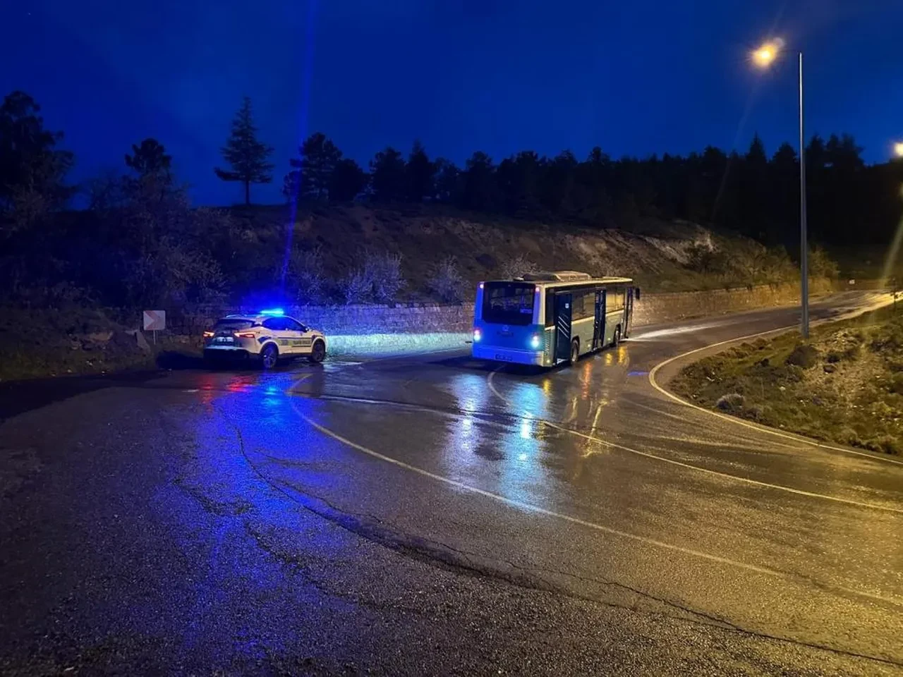 Kayseri’de akıl almaz olay! Halk otobüsünü çalıp bir de kaza yaptı!