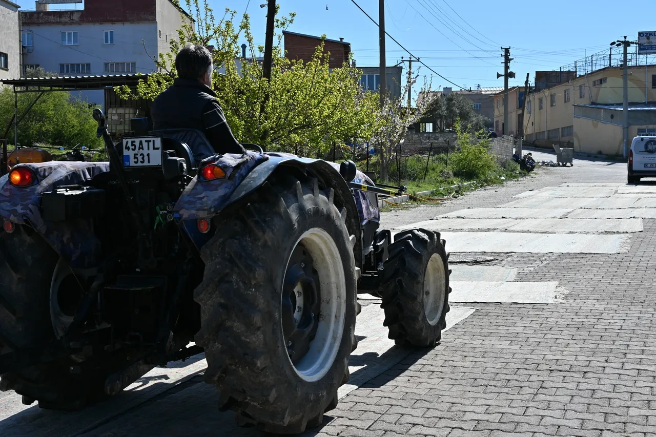 Manisa’da sokaklarda, Avrupa’da sarayda: İlginç yöntemle antikaya benzetiliyor