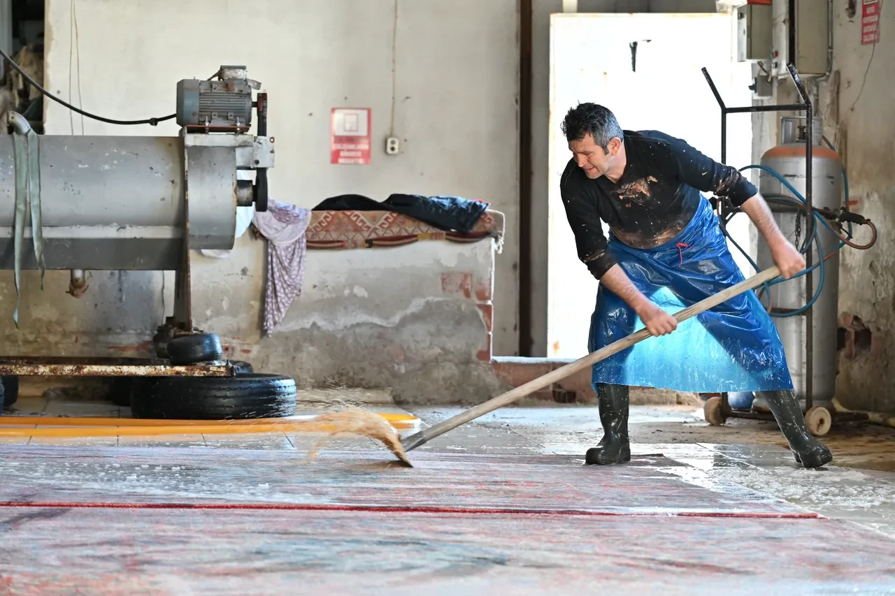 Manisa’da sokaklarda, Avrupa’da sarayda: İlginç yöntemle antikaya benzetiliyor