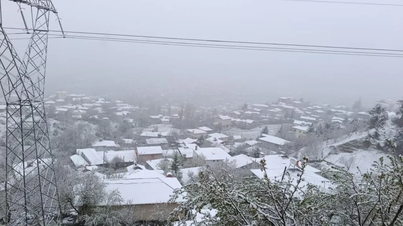 Mayıs ayında Adana'da kar sürprizi! Her yer beyaza büründü