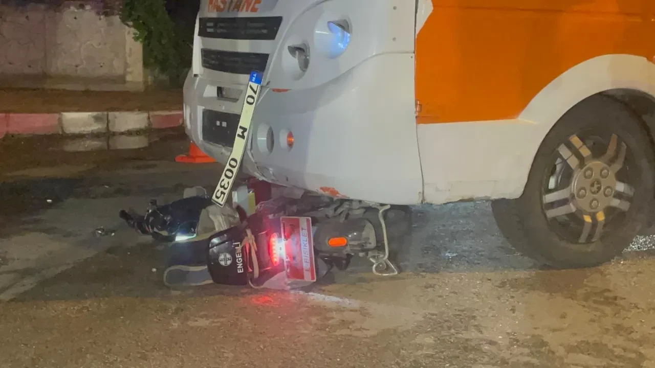 Minibüsün çarptığı bisikletli hayatını kaybetti: Kazanı anı güvenlik kameralarınca kaydedildi