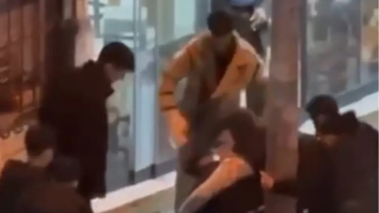 Pendik'te korku dolu anlar! 4 saldırganın 1 kişiyi darp ettiği anlar kamerada