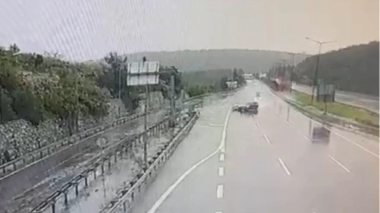 Tarsus'taki korkunç kaza kamerada: Otomobil hem bariyerlere hem de araca çarptı!
