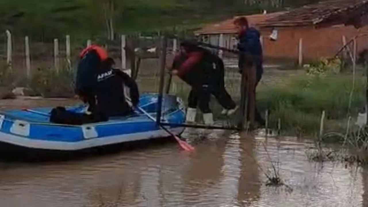 Tokat’ta sel kabusu: Evlerinde hapsolan vatandaşlar botlarla kurtarıldı!