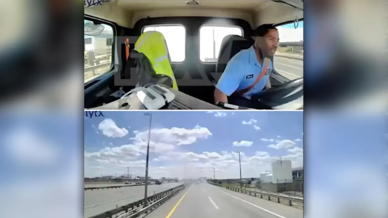 Uçak iniş sırasında otoyoldaki kamyona çarptı! İşte o anlar