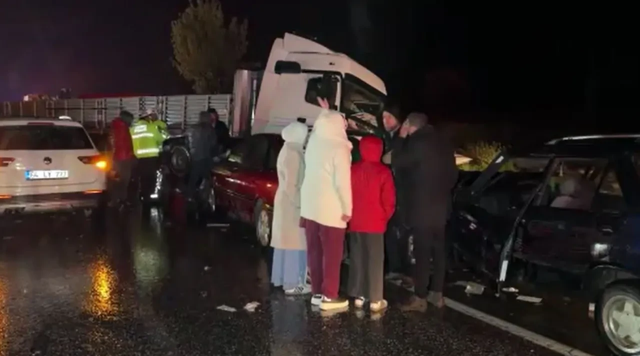 Uşak'ta yolcu otobüsü ve tırın da olduğu 7 araç birbirine girdi: 4 ölü, 17 yaralı