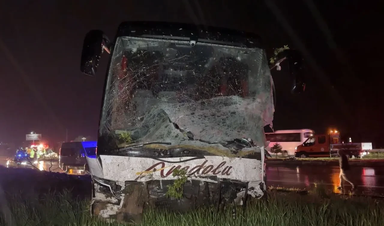 Uşak'ta yolcu otobüsü ve tırın da olduğu 7 araç birbirine girdi: 4 ölü, 34 yaralı