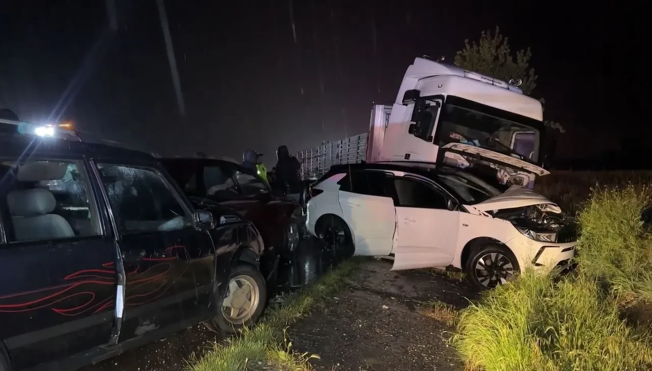 Uşak'ta yolcu otobüsü ve tırın da olduğu 7 araç birbirine girdi: 4 ölü, 34 yaralı