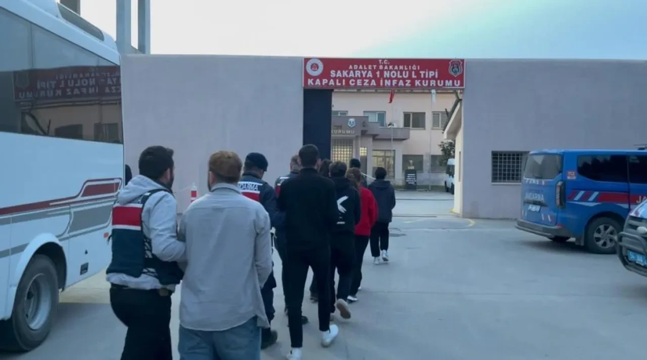 Yatırım danışmanlığı yalanıyla 450 milyonluk vurgun! Ekipler çetenin tepesine bindi: Çok sayıda gözaltı var