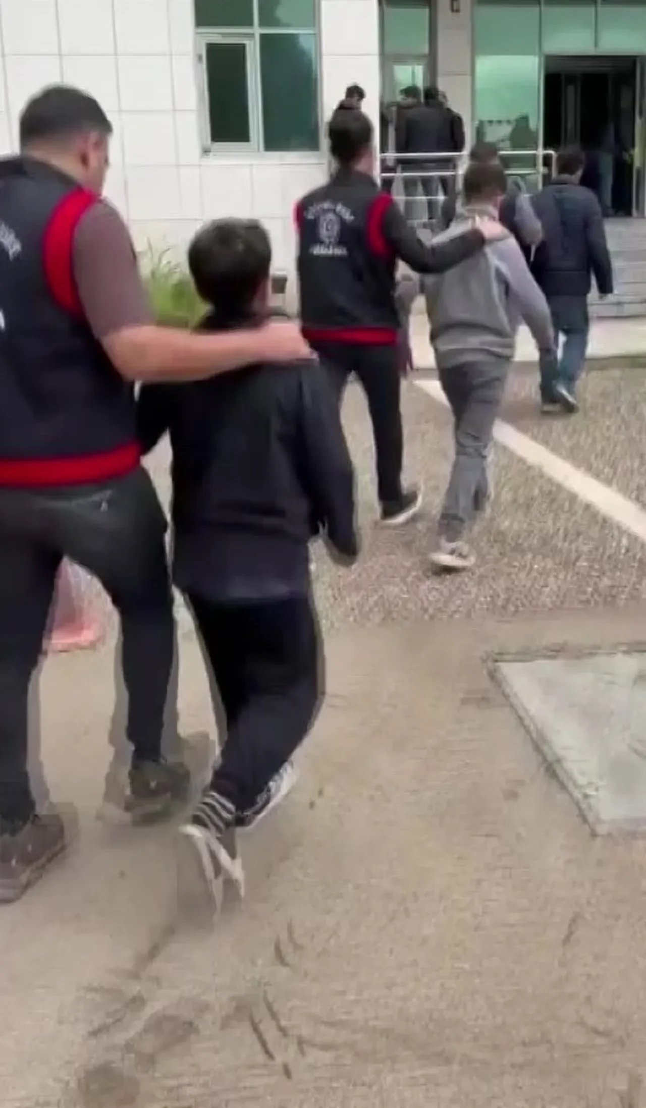 Adana'da sokakta yaşayan adamı darbetmişlerdi: Mahkeme, çocuklar hakkında kararını verdi
