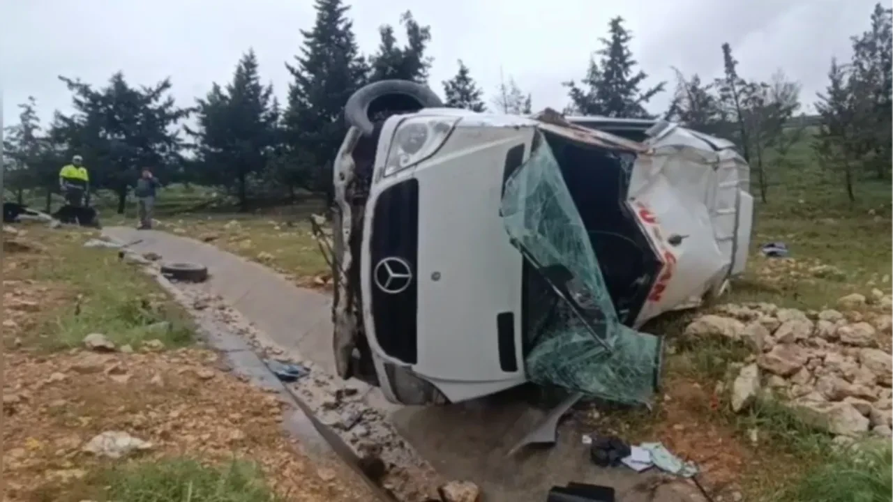 Gaziantep'te can pazarı! Kontrolden çıkan işçi servisi şarampole uçtu: Çok sayıda yaralı var