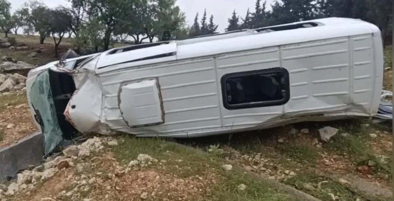 Gaziantep'te can pazarı! Kontrolden çıkan işçi servisi şarampole uçtu: Çok sayıda yaralı var