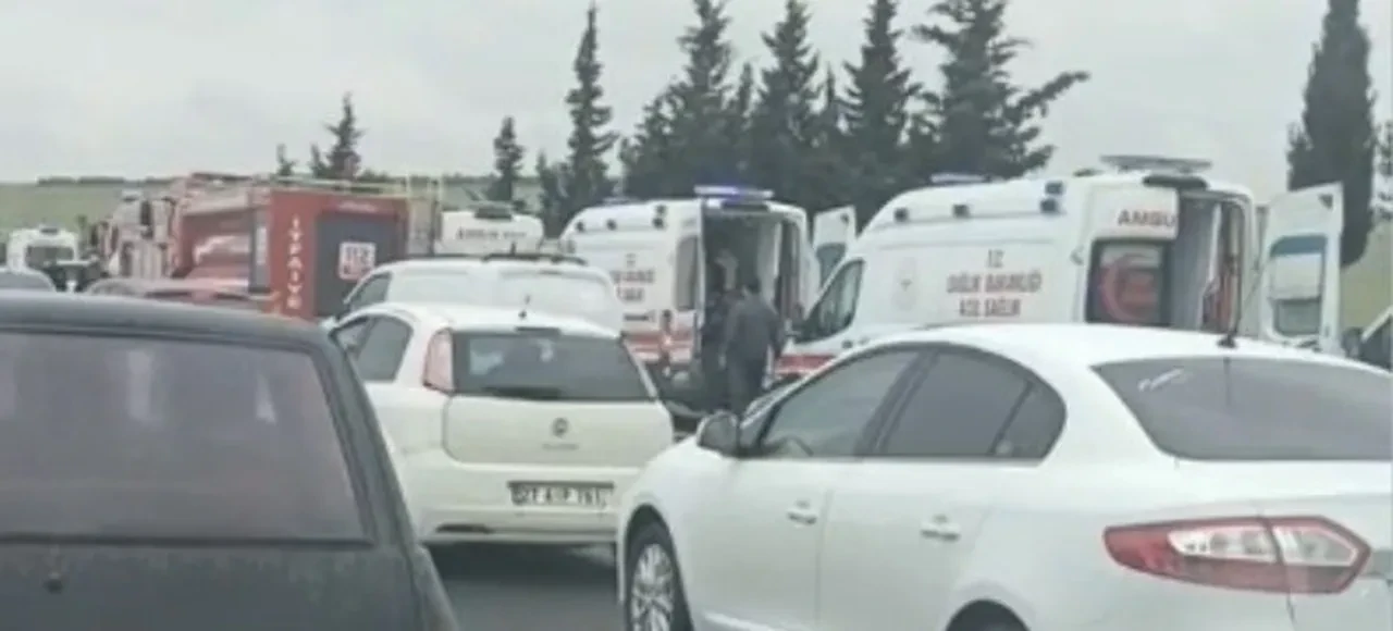 Gaziantep'te can pazarı! Kontrolden çıkan işçi servisi şarampole uçtu: Çok sayıda yaralı var