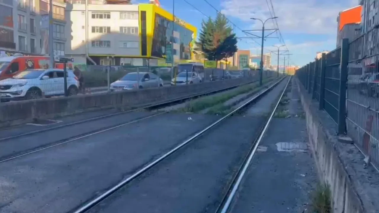 Gaziosmanpaşa'da korkunç kaza! Motosiklet sürücüsü tramvay altında kaldı