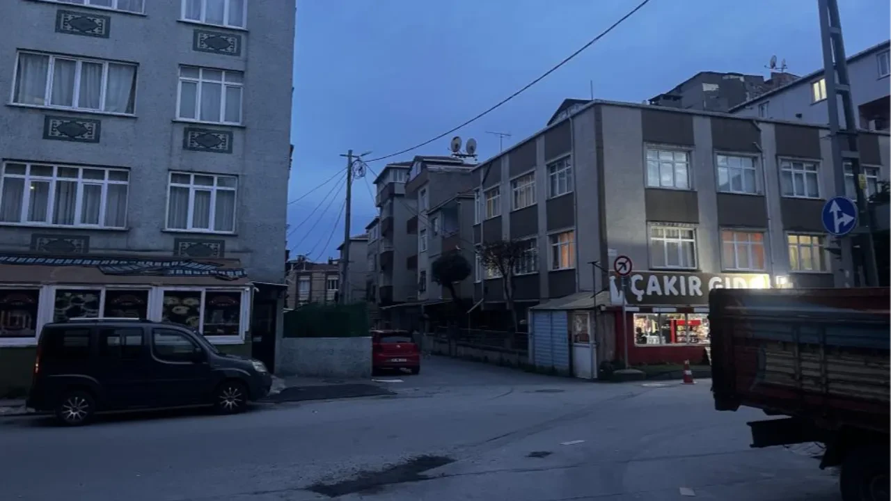 Küçükçekmece'de kahvehane önünde silahlı saldırı: 3 kişi vuruldu
