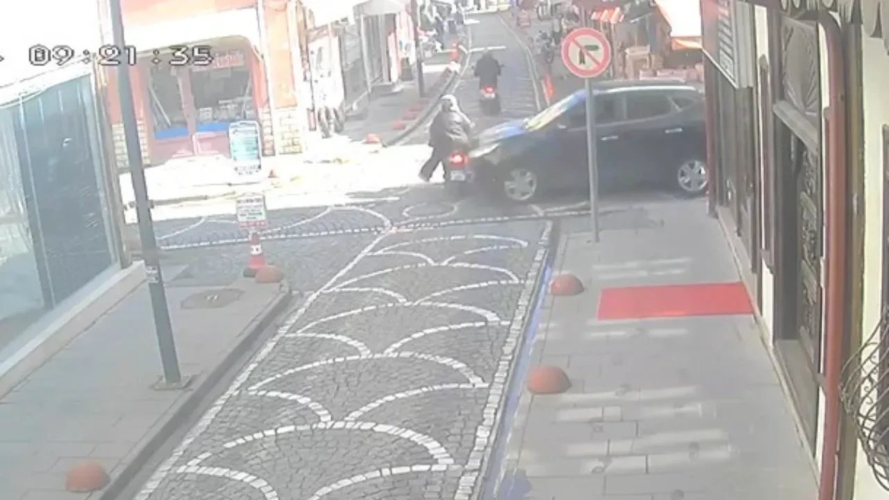Motosiklet ile otomobil kavşakta çarpıştı: Motosikletliler böyle savruldu!