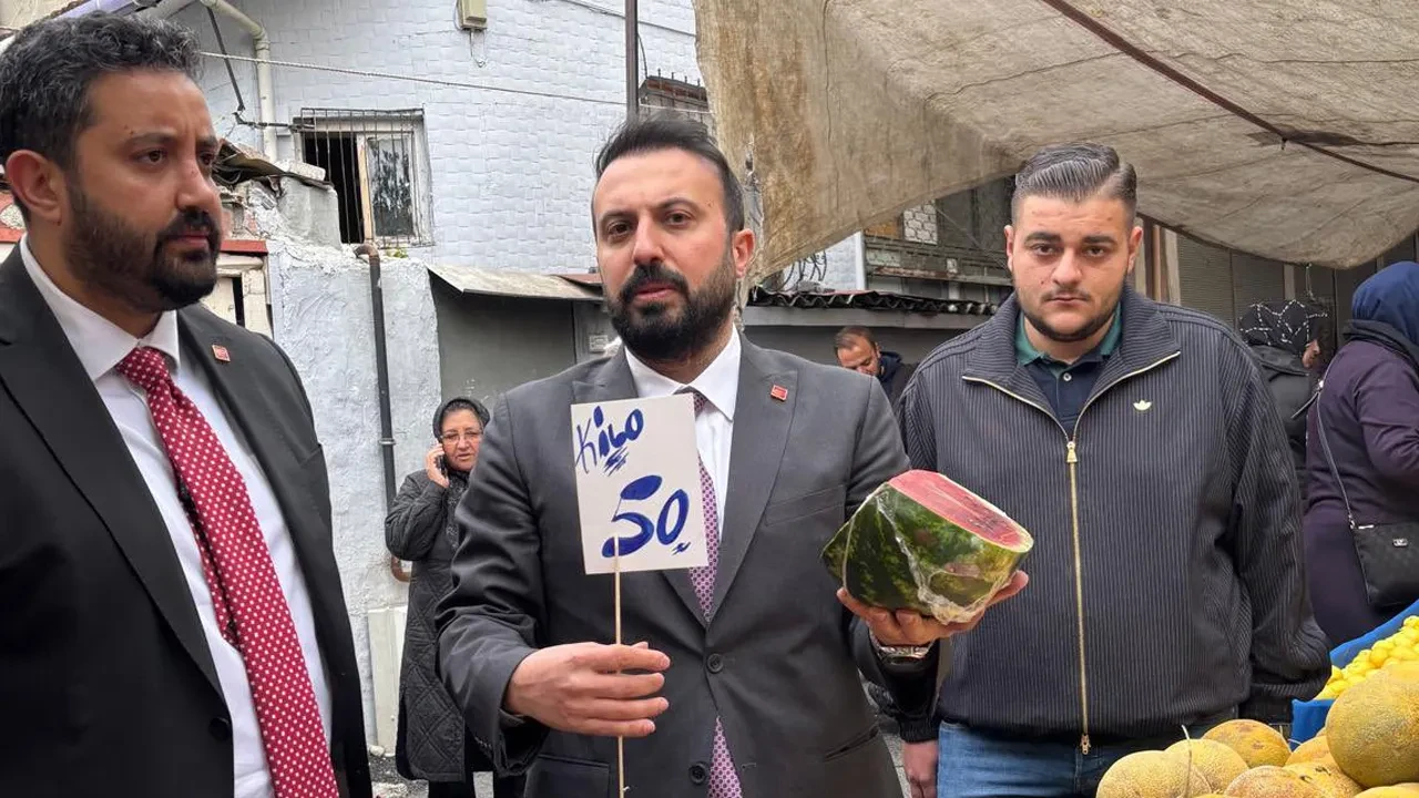 Pazarda karpuz dilimiyle hükümeti eleştiren CHP'li Ozan Işık'a AK Partili Kasım Fırat'tan 'bankamatik memuru' suçlaması