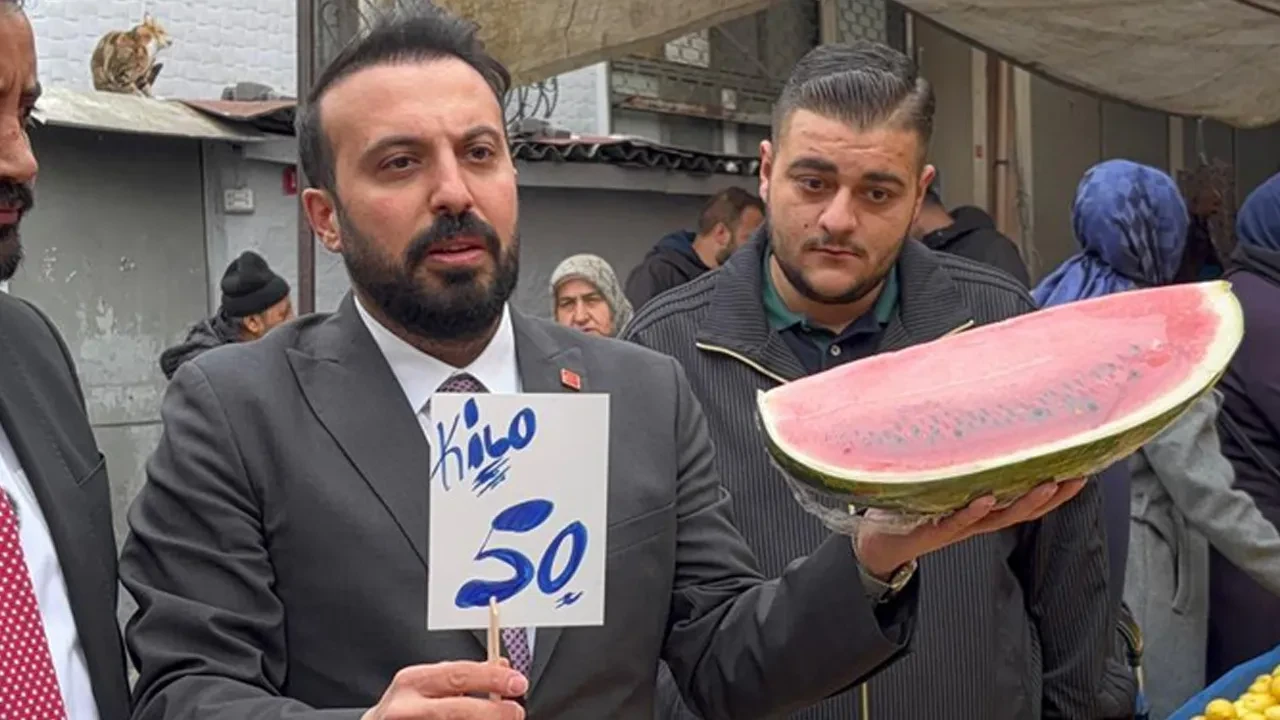 Pazarda karpuz dilimiyle hükümeti eleştiren CHP'li Ozan Işık'a AK Partili Kasım Fırat'tan 'bankamatik memuru' suçlaması