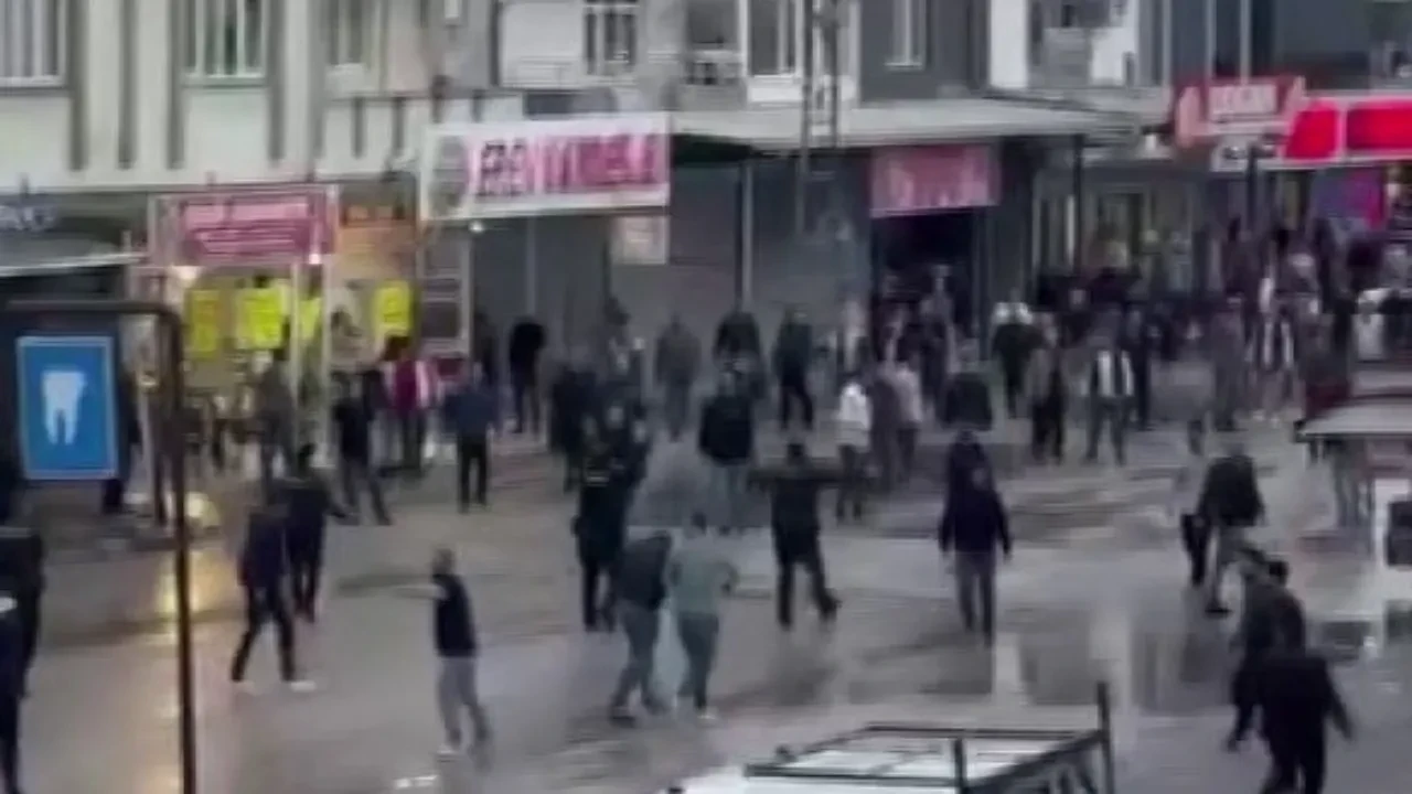 Sokak ortasında kadın ve erkekler kavgaya karıştı: Polis havaya ateş açtı