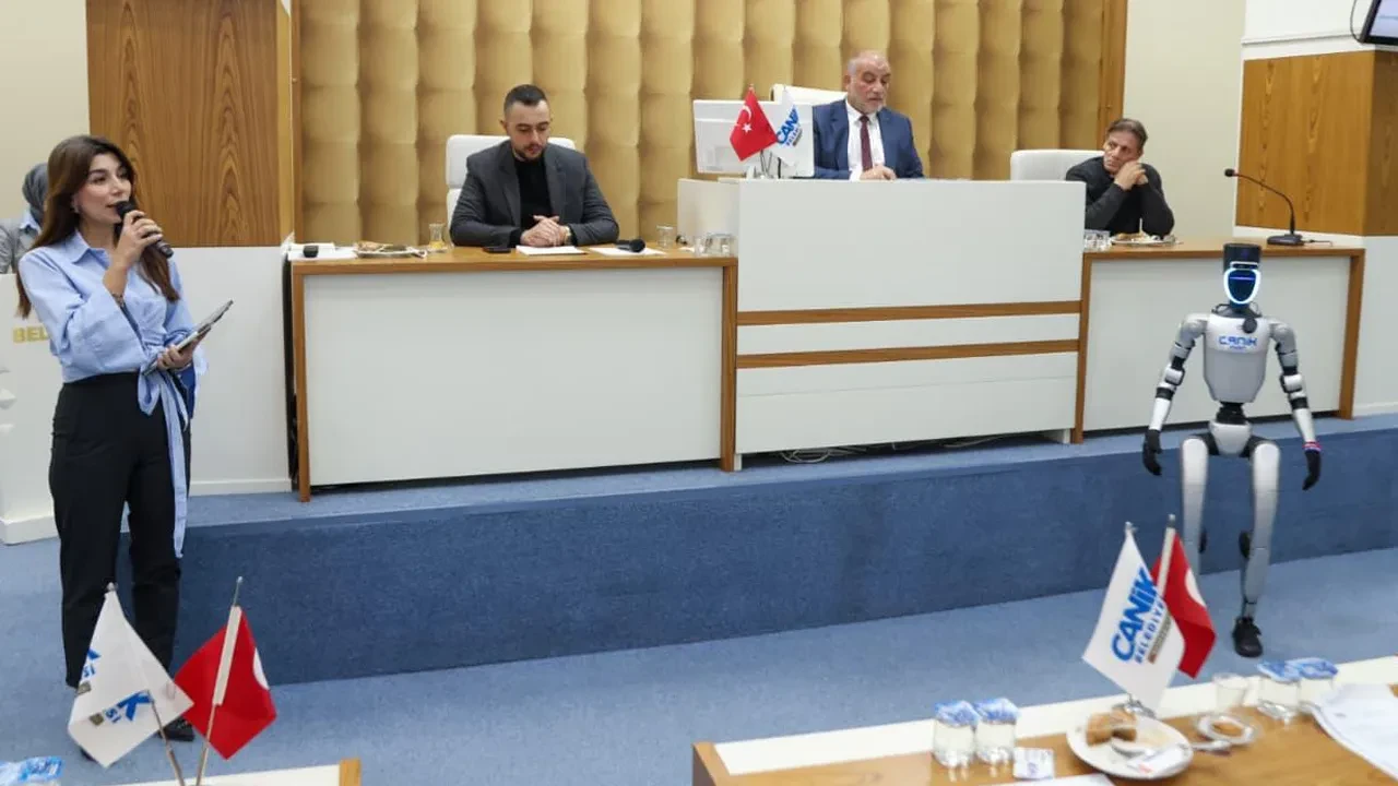 Türkiye'nin nüfusa kayıtlı ilk insansı robotu CANİKMAN Canik Belediyesi Meclis toplantısına katıldı