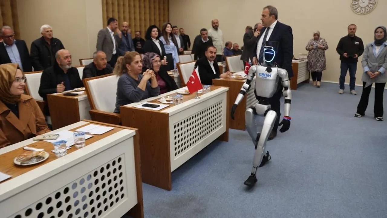 Türkiye'nin nüfusa kayıtlı ilk insansı robotu CANİKMAN Canik Belediyesi Meclis toplantısına katıldı
