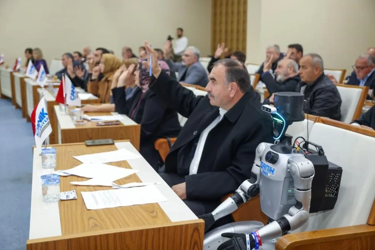 Türkiye'nin nüfusa kayıtlı ilk insansı robotu CANİKMAN Canik Belediyesi Meclis toplantısına katıldı