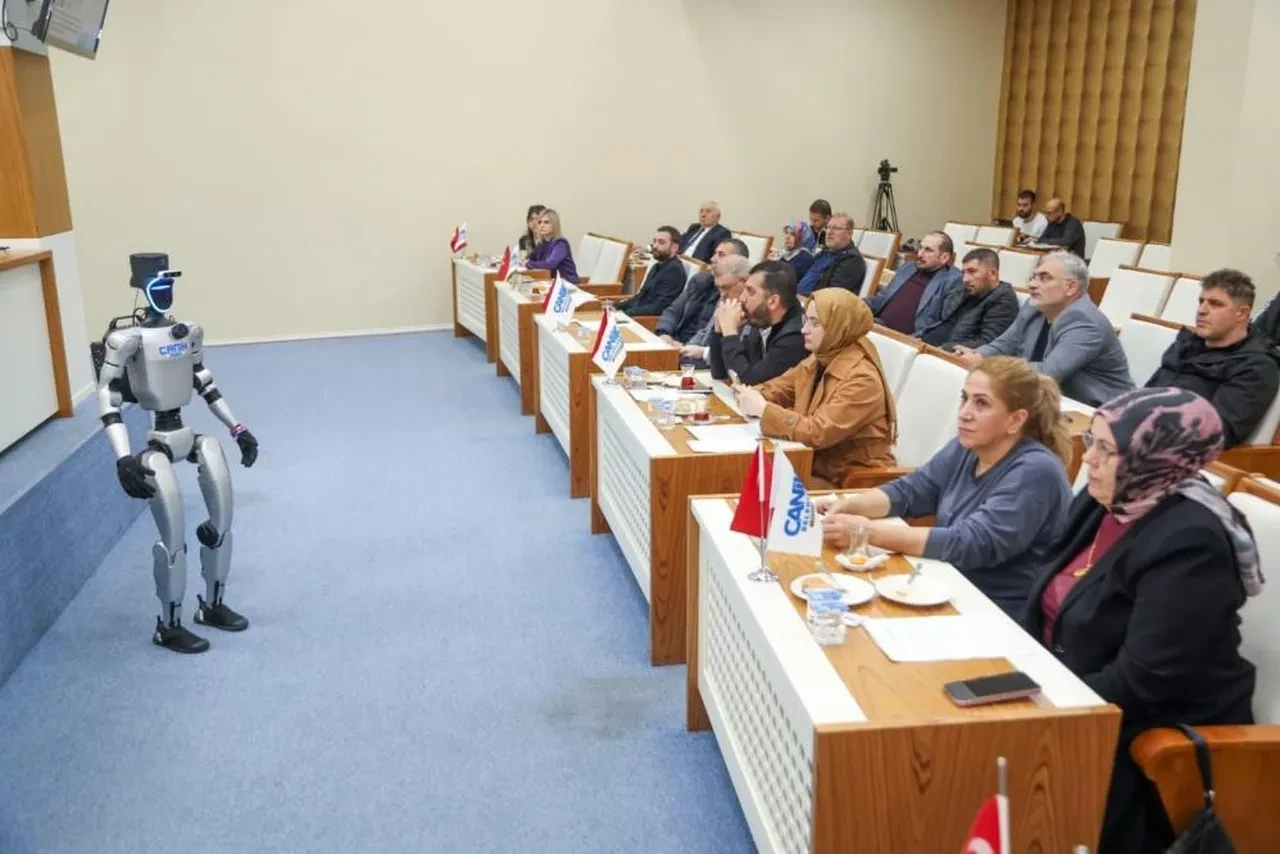 Türkiye'nin nüfusa kayıtlı ilk insansı robotu CANİKMAN Canik Belediyesi Meclis toplantısına katıldı