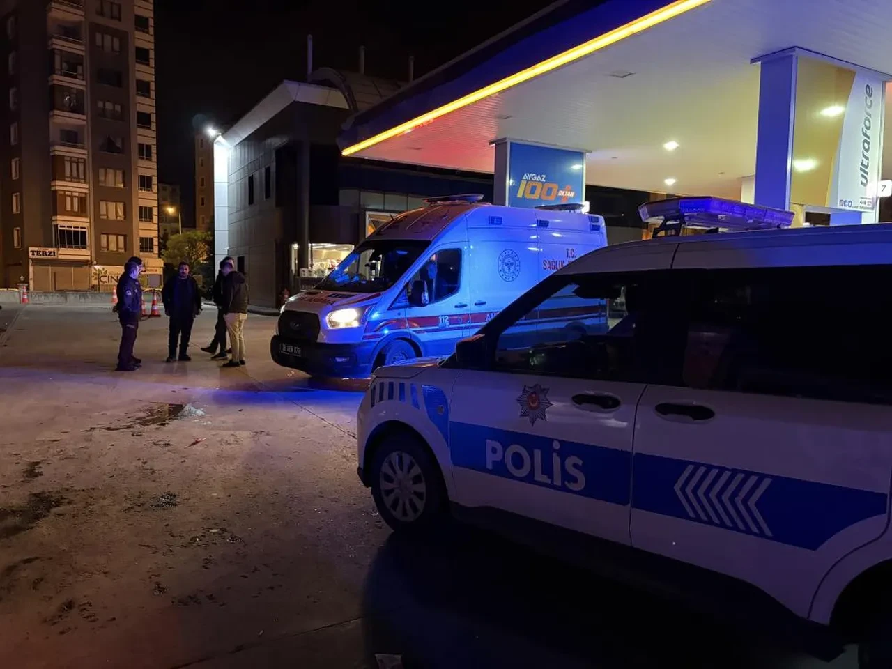 Akaryakıt istasyonunda bıçaklı saldırı: 1 ölü, 2 yaralı