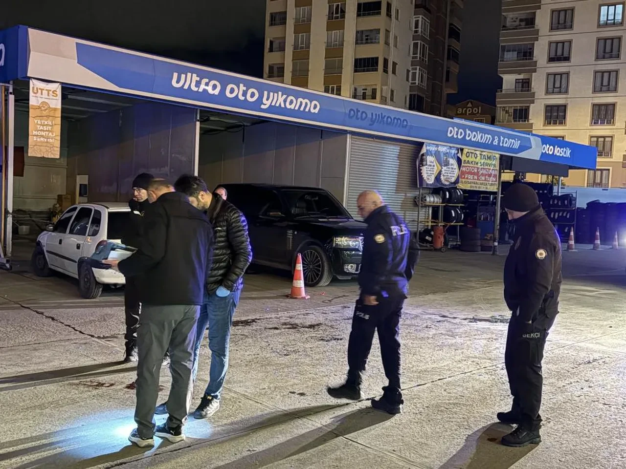 Akaryakıt istasyonunda bıçaklı saldırı: 1 ölü, 2 yaralı