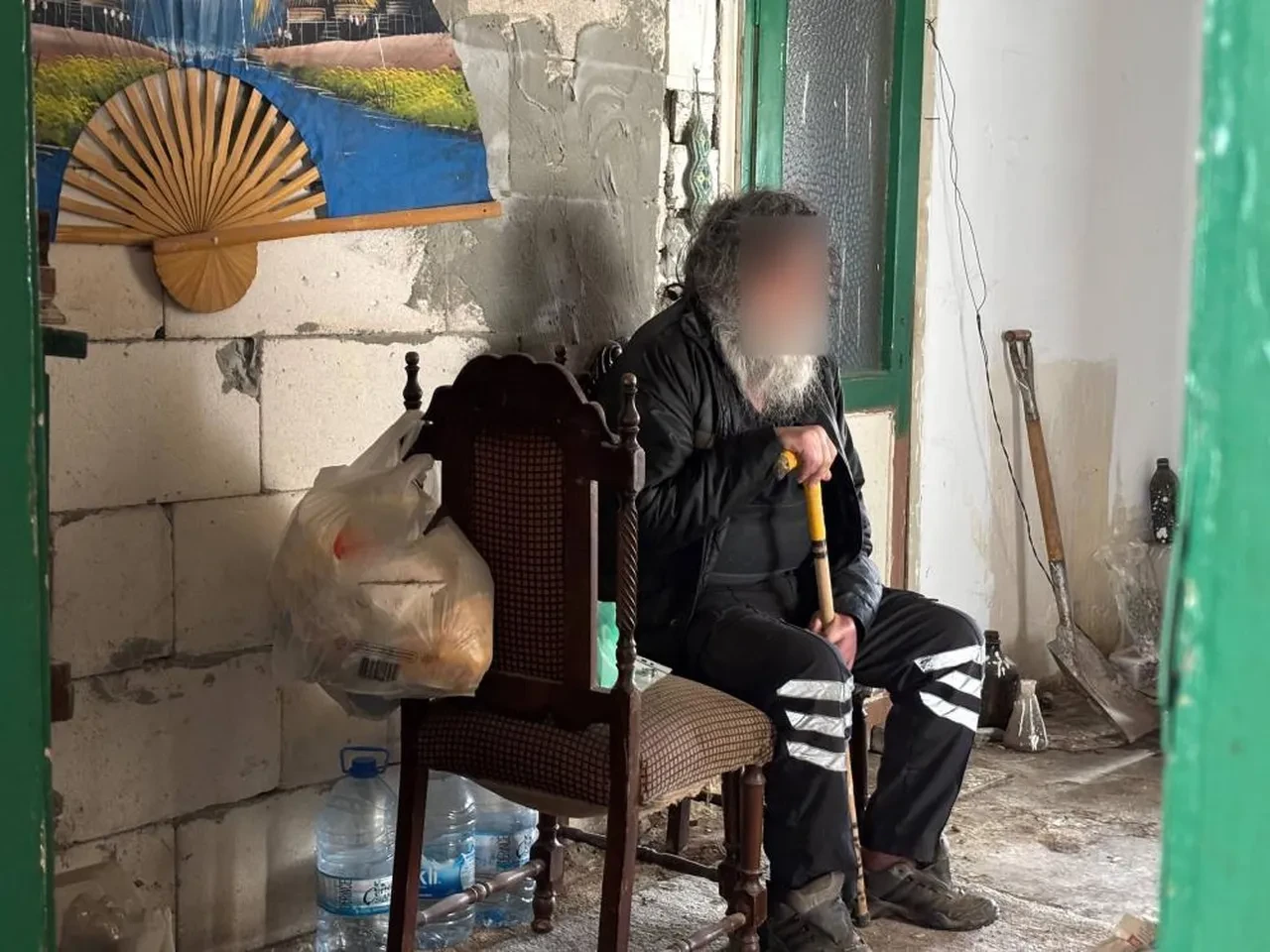 Çöp evde yaşayan adamı görenler kahroldu! Kapıyı açınca içeriden dram çıktı