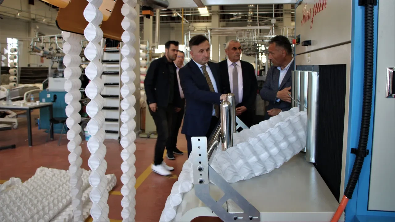 Fabrika gibi çalışan lise! Yataktan sonra şimdi de yay üretimine başladı