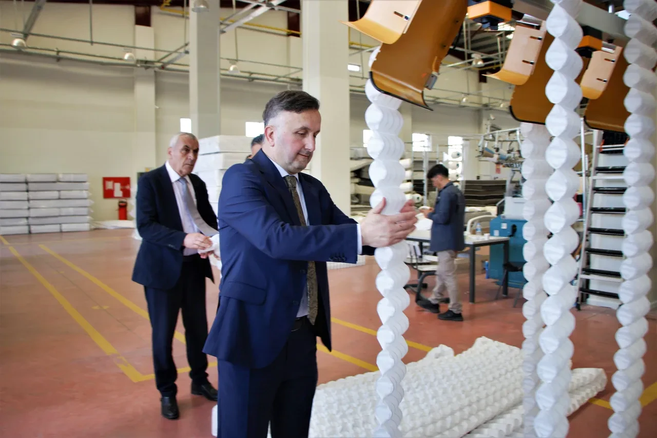 Fabrika gibi çalışan lise! Yataktan sonra şimdi de yay üretimine başladı