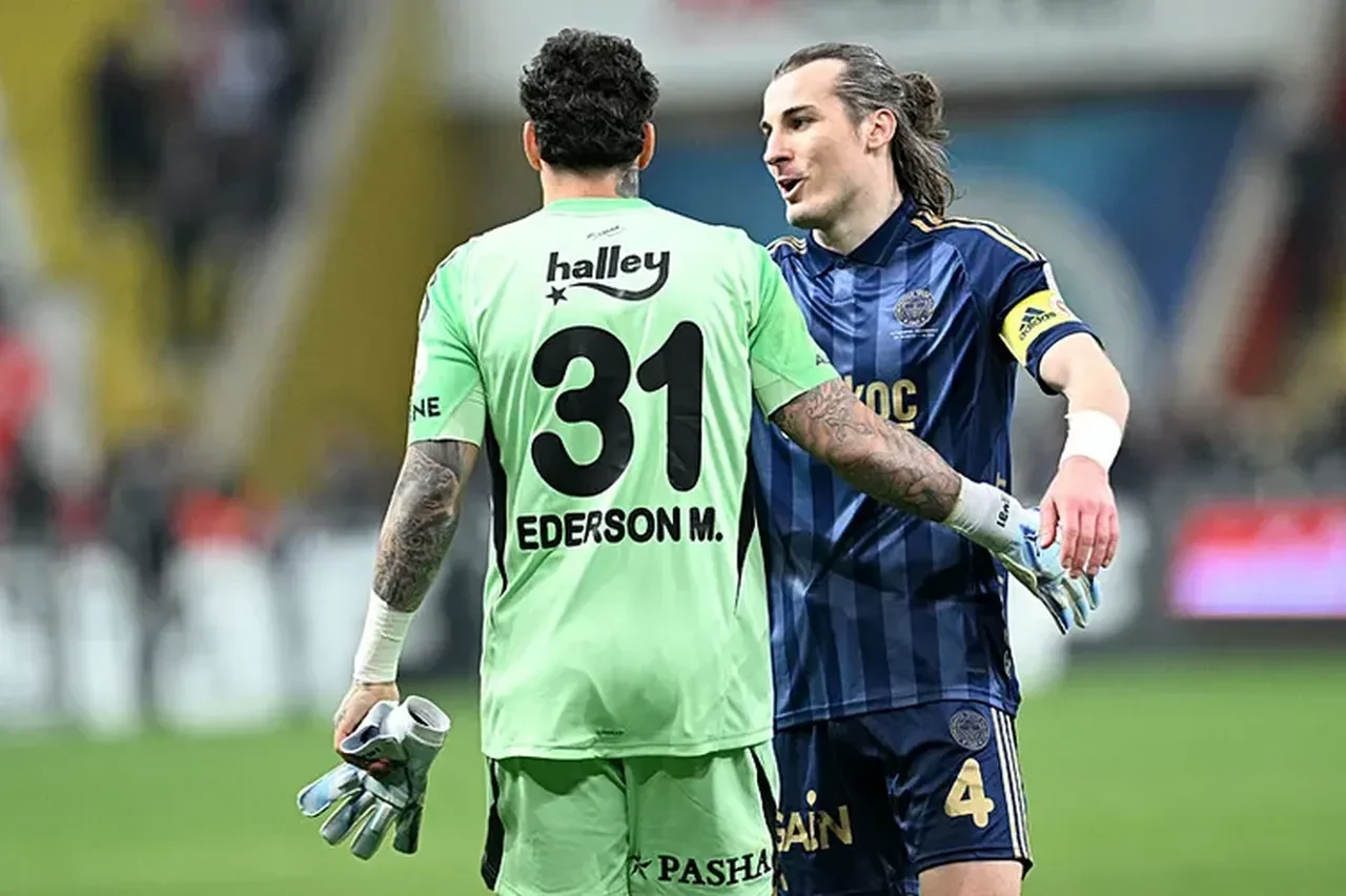 Fenerbahçe’de ayrılık rüzgarı: Üç isimle vedalaşılıyor, rota dünya yıldızına çevrildi!