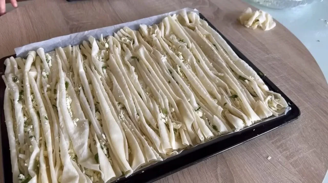 Gelinim Mutfakta pileli börek nasıl yapılır? Oklava gerektirmeyen, 10 dakikada hazırlanan tarif