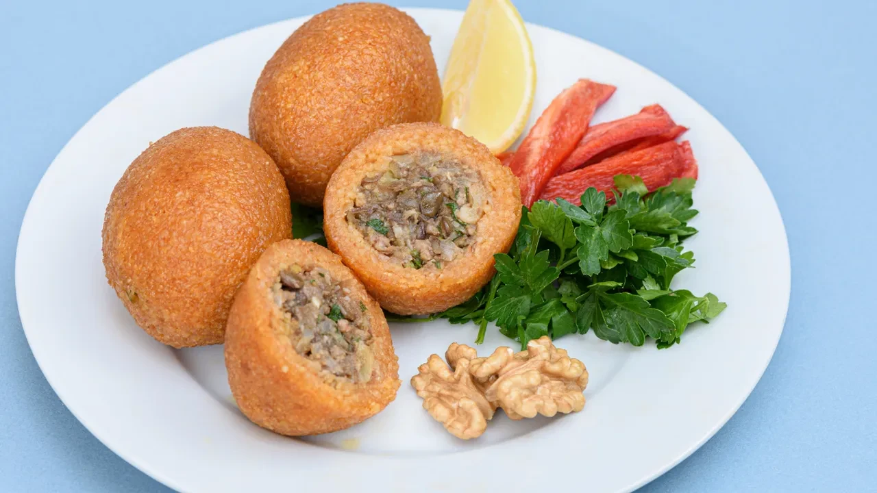 İçli köfte haşlaması mı, kızartması mı? İşte Canan Karatay’ın cevabı