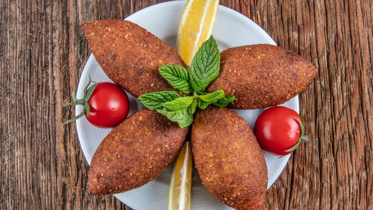 İçli köfte haşlaması mı, kızartması mı? İşte Canan Karatay’ın cevabı