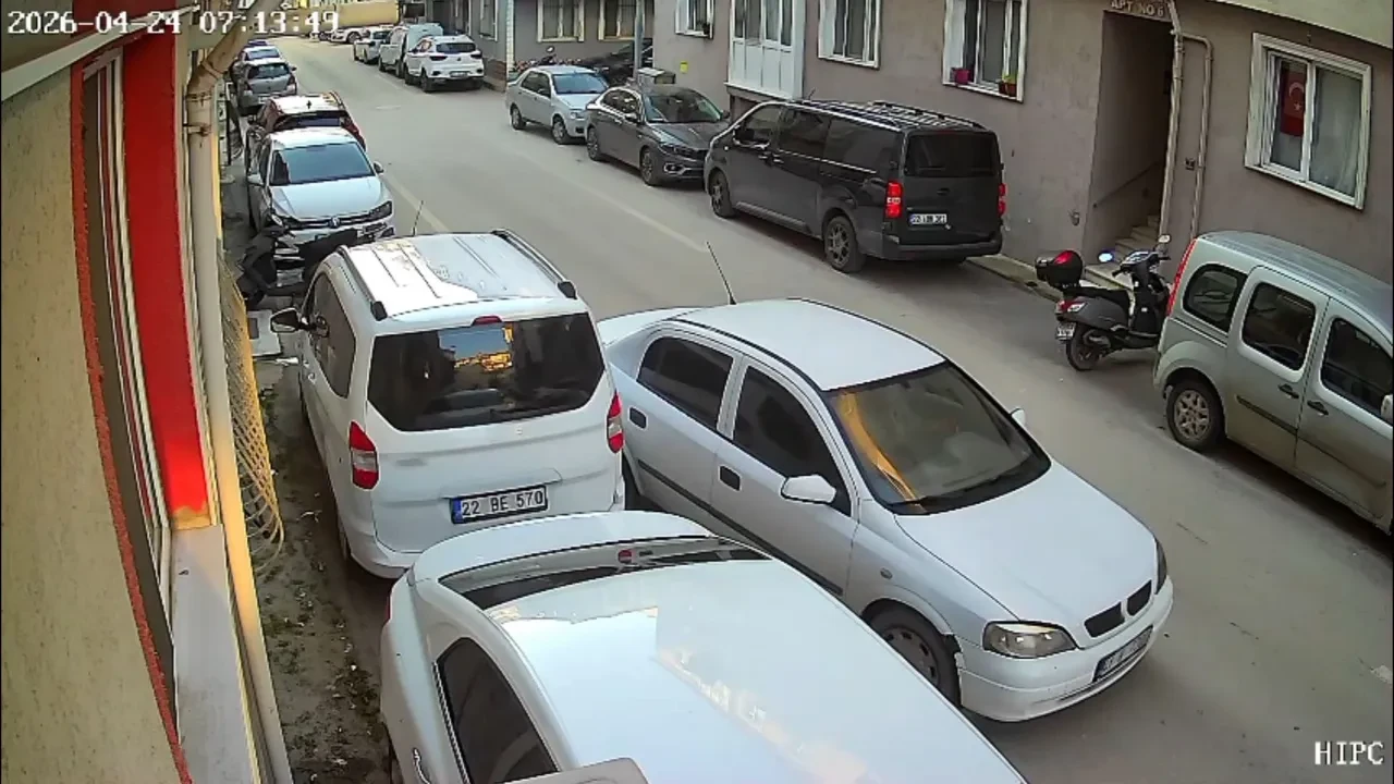 Park halindeki araca çarpıp kaçtı! Uyanık şoför kameralara yakalandı