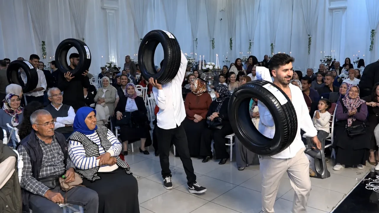 Takı töreni değil, periyodik bakım! Mersin'de damada altın yerine lastik ve motor yağı taktılar