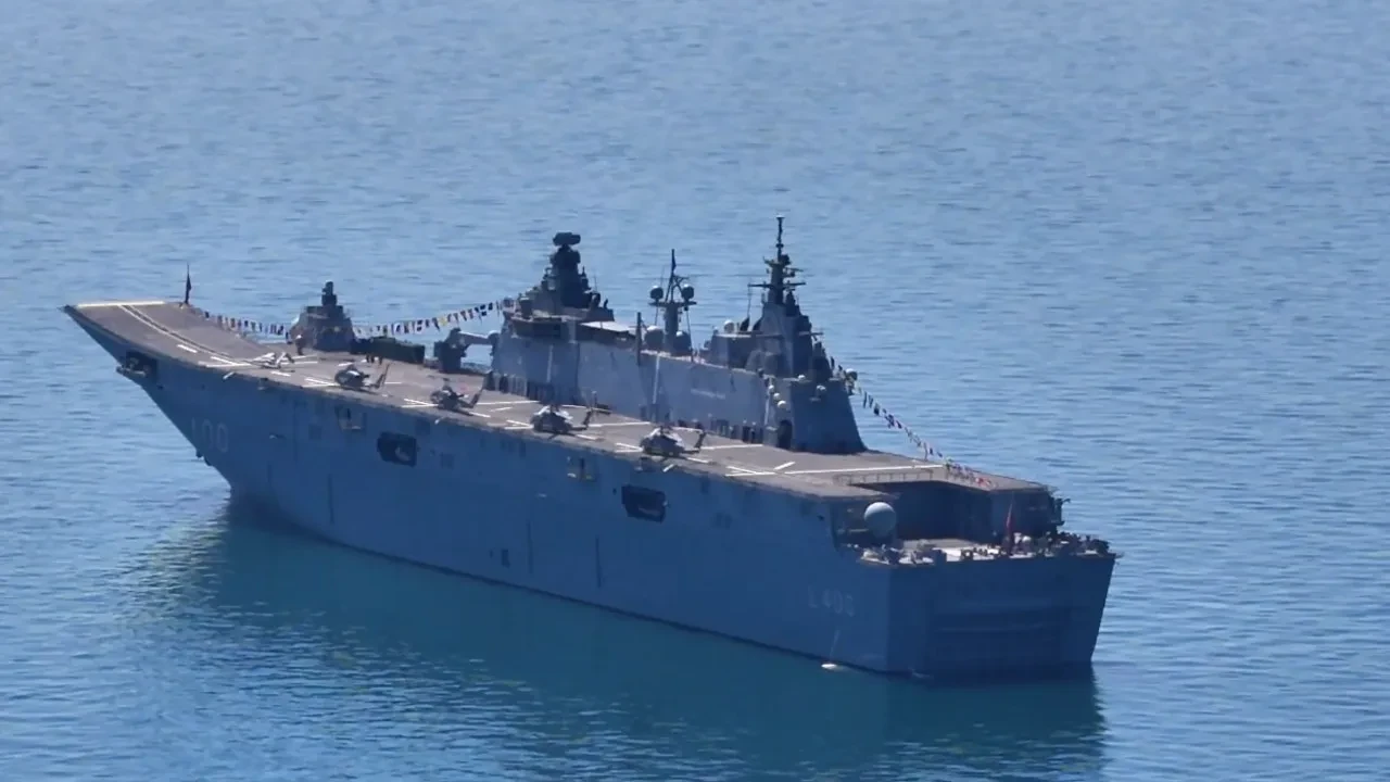 TCG Anadolu ve denizaltı İstanbul'da: Askeri platformlar dronla görüntülendi