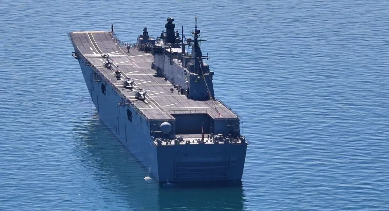 TCG Anadolu ve denizaltı İstanbul'da: Askeri platformlar dronla görüntülendi