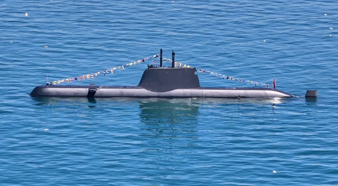 TCG Anadolu ve denizaltı İstanbul'da: Askeri platformlar dronla görüntülendi