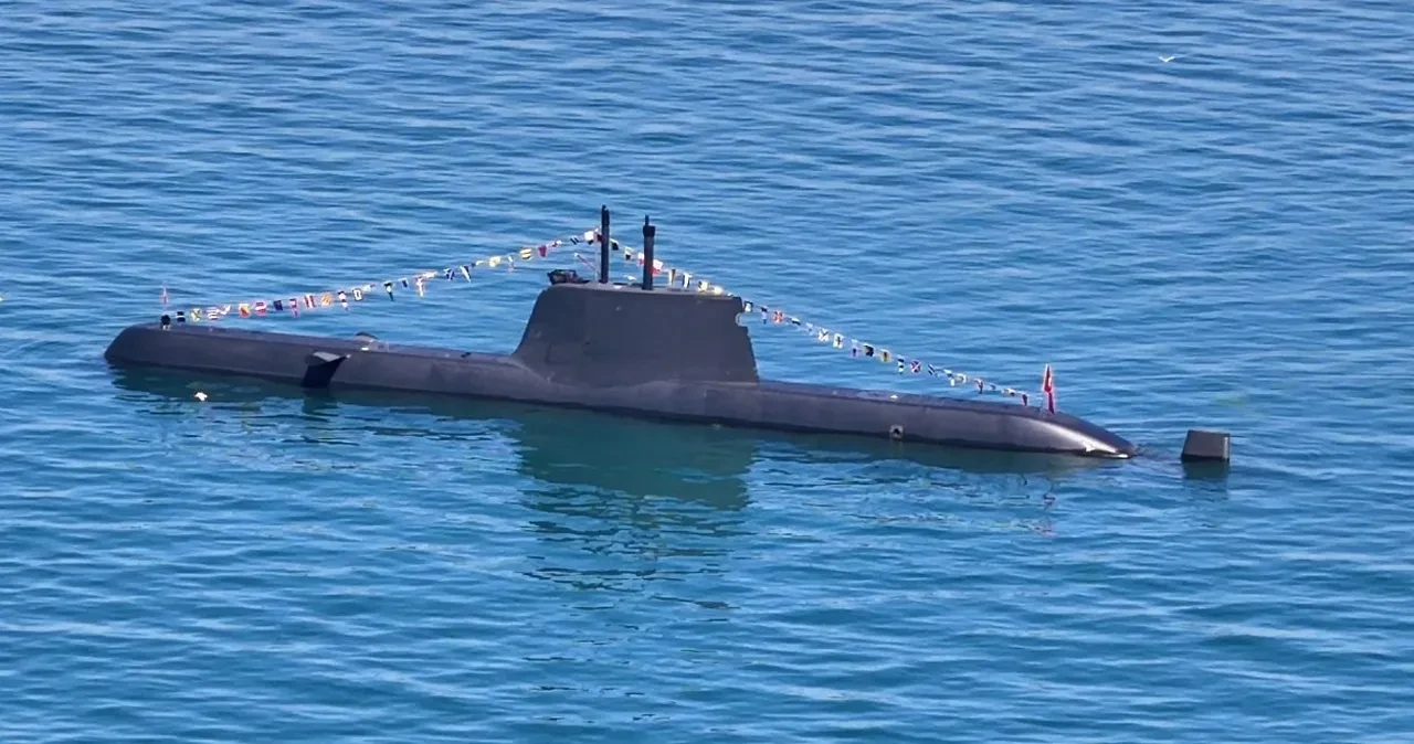 TCG Anadolu ve denizaltı İstanbul'da: Askeri platformlar dronla görüntülendi