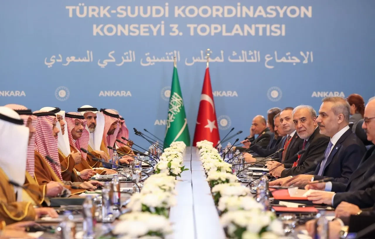 Türkiye ile Suudi Arabistan arasında diplomatik ve hususi pasaportlara vize muafiyeti anlaşması imzalandı!