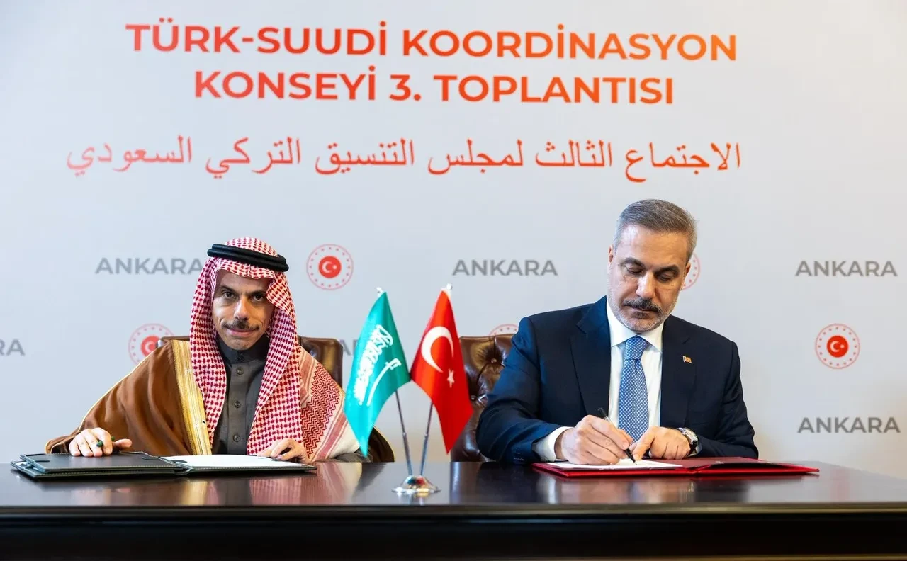 Türkiye ile Suudi Arabistan arasında diplomatik ve hususi pasaportlara vize muafiyeti anlaşması imzalandı!