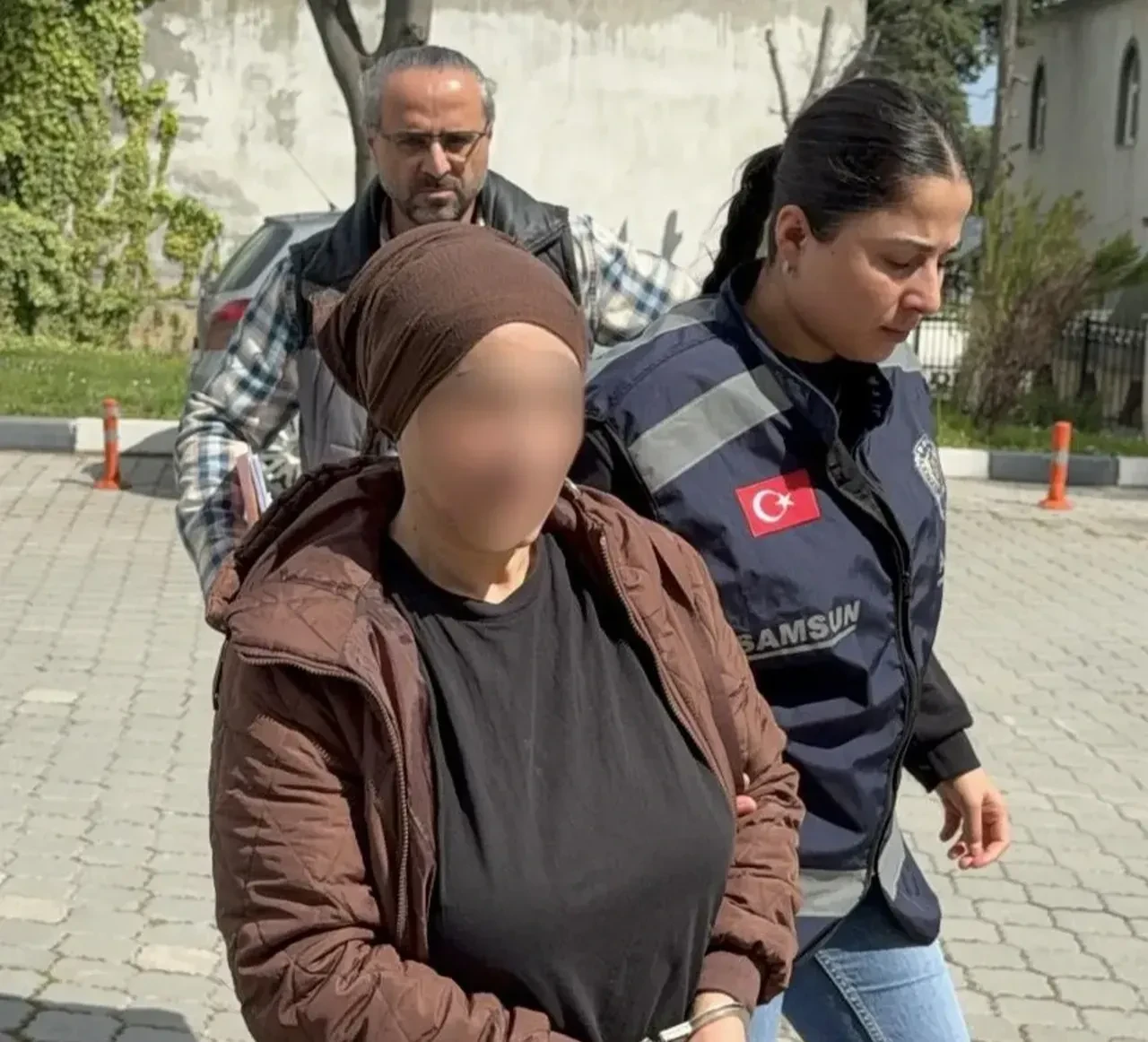Yeğeninin altınlarını çaldı, kendisine otomobil aldı! Hırsız teyzenin akılalmaz vurgunu