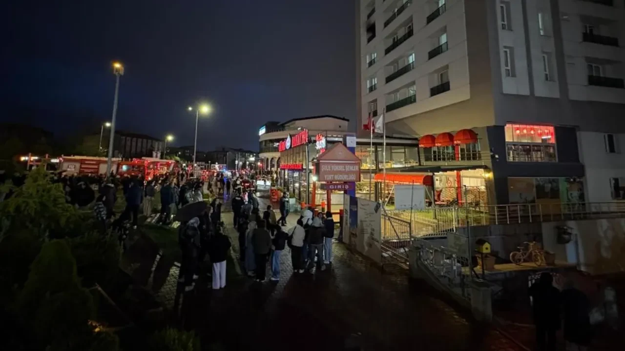 Yurtta yangın paniği: Öğrenciler sokağa döküldü