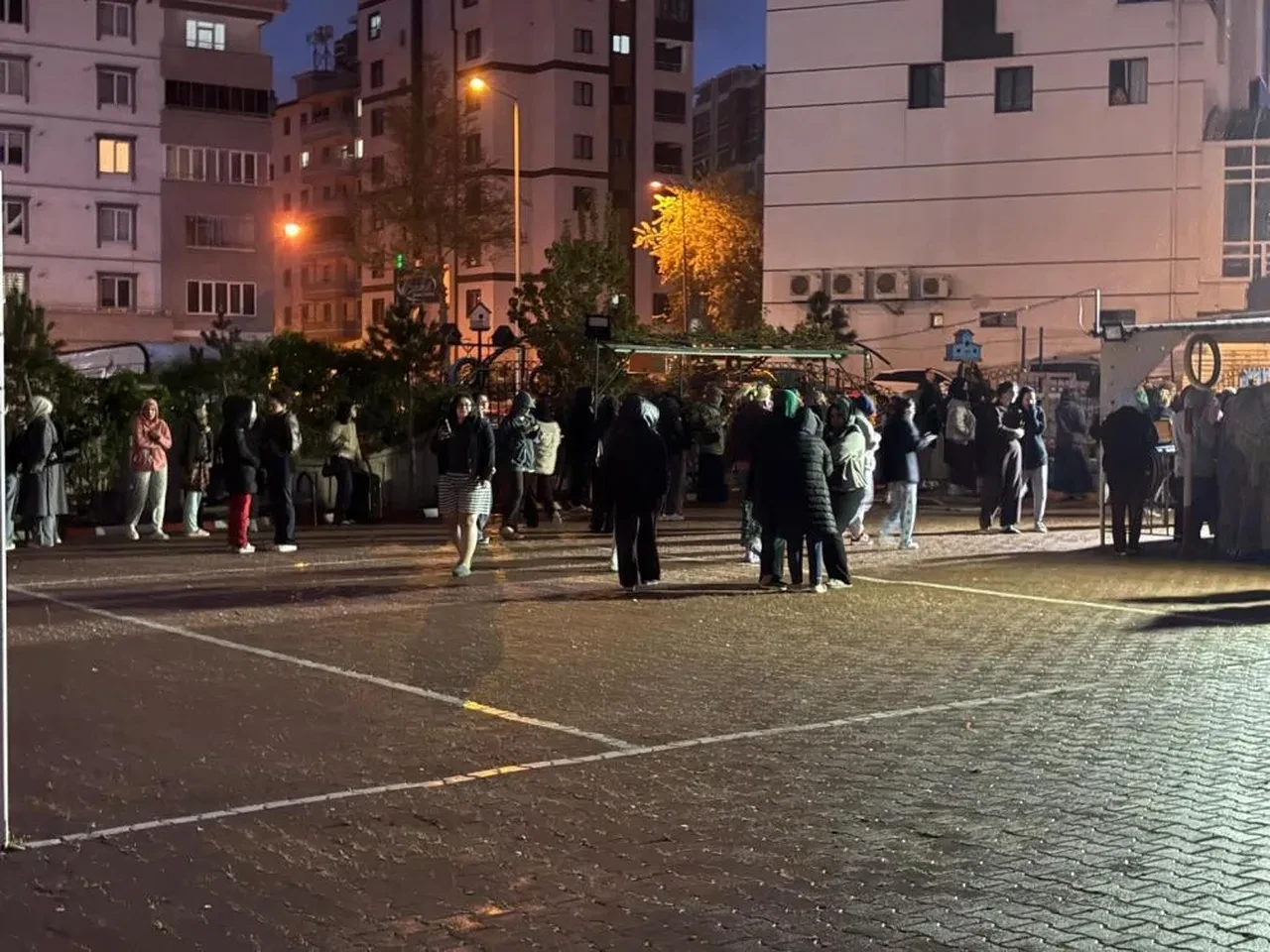 Yurtta yangın paniği: Öğrenciler sokağa döküldü