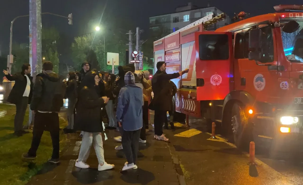 Yurtta yangın paniği: Öğrenciler sokağa döküldü